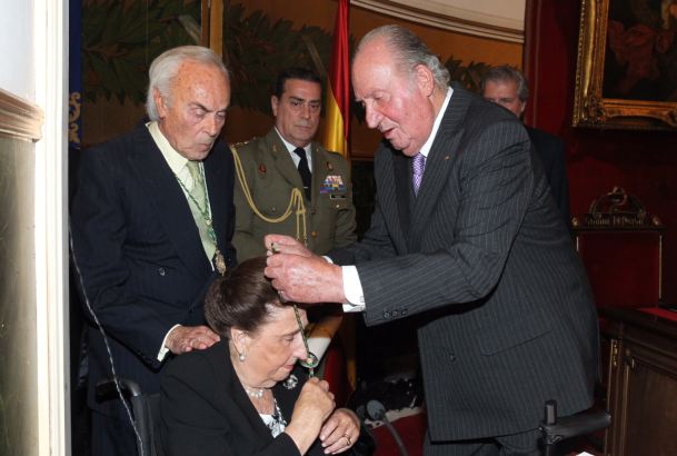 Su Majestad el Rey Don Juan Carlos impone la medalla de Oro de la Real Academia Nacional de Medicina a Su Alteza Real la Infanta Doña Margarita, en pr